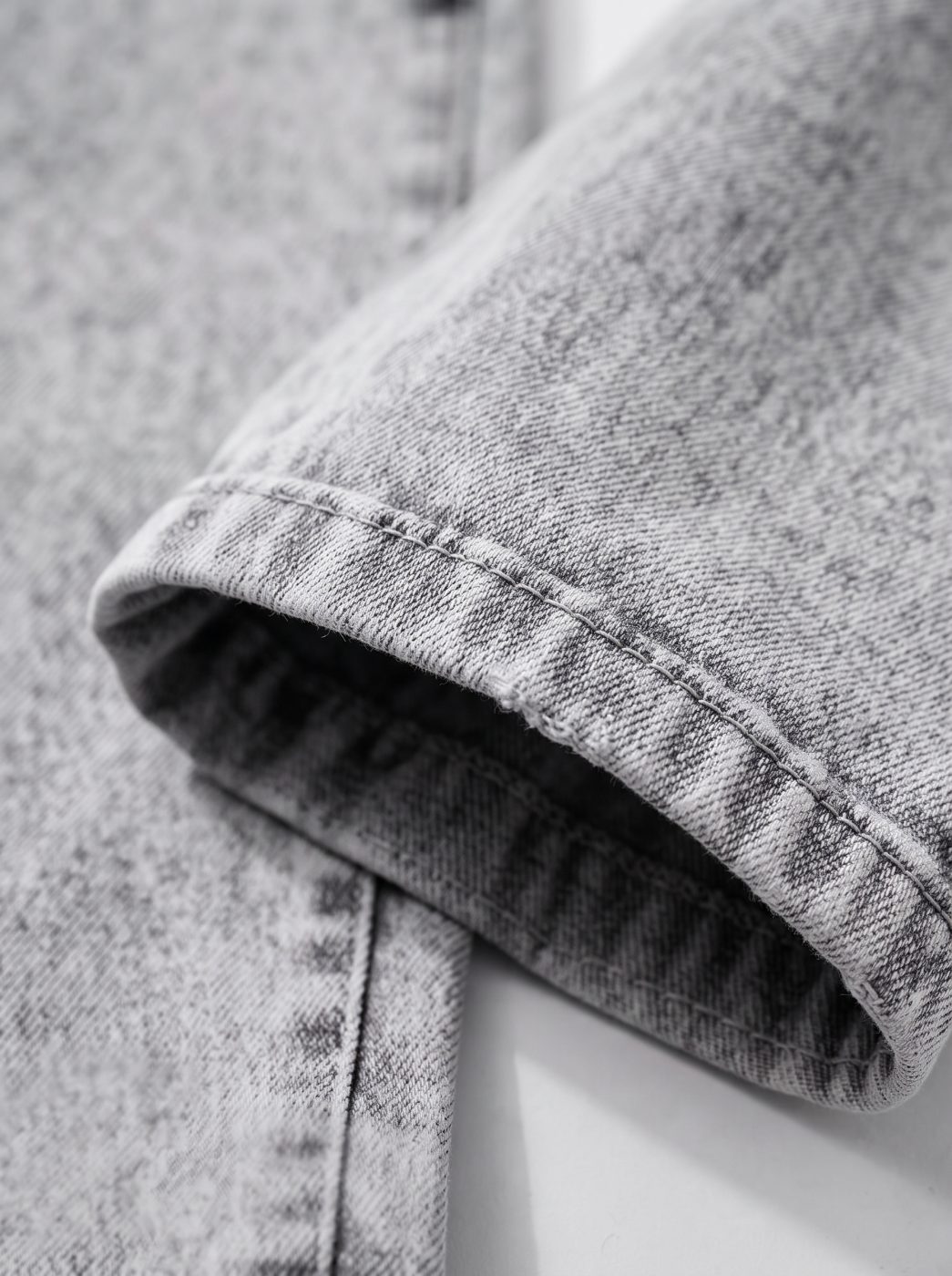 Bemount Bemount 90s Acid Trip Baggy Jeans in Acid Wash Grey, hem view