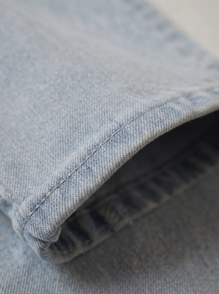 Bemount Bemount 90s Boulevard Baggy Jeans in Light Blue, hem view