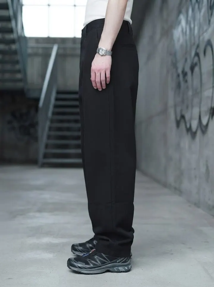 Bemount Wide-Leg Chino, Pitch Black, side view